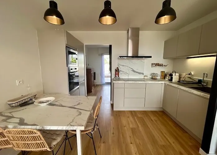 Bel T3 Renove Avec Vue Sur A - Fr-1-494-213 *